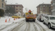 ÜSKÜDAR BELEDİYESİ KARLA MÜCADELEYE ARA VERMEDEN DEVAM EDİYOR!