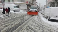 ÜSKÜDAR BELEDİYESİ KARLA MÜCADELEYE ARA VERMEDEN DEVAM EDİYOR!