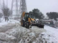 ÜSKÜDAR BELEDİYESİ KARLA MÜCADELEYE ARA VERMEDEN DEVAM EDİYOR!