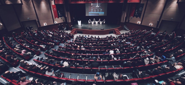ÜSKÜDAR BELEDİYESİ "DEMOKRASİ NÖBETİ" KONULU BİR PANEL DÜZENLEDİ ÜSKÜDAR BELEDİYESİ "DEMOKRASİ NÖBETİ" KONULU BİR PANEL DÜZENLEDİ
