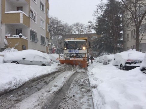 ÜSKÜDAR BELEDİYESİ KARLA MÜCADELEYE ARA VERMEDEN DEVAM EDİYOR! ÜSKÜDAR BELEDİYESİ KARLA MÜCADELEYE ARA VERMEDEN DEVAM EDİYOR!
