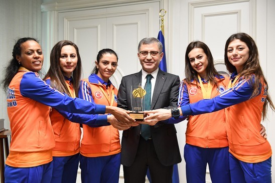 ÜSKÜDAR'IN ALTIN KIZLARI ÖDÜLLERİNİ ALDI ÜSKÜDAR'IN ALTIN KIZLARI ÖDÜLLERİNİ ALDI