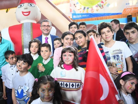 SAVAŞIN MAĞDUR ÇOCUKLARI 23 NİSAN DOLAYISIYLA ÜSKÜDAR'DA BİR ARAYA GELDİ SAVAŞIN MAĞDUR ÇOCUKLARI 23 NİSAN DOLAYISIYLA ÜSKÜDAR'DA BİR ARAYA GELDİ