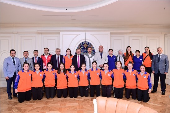 BAŞARILI SPORCULARDAN BAŞKAN HİLMİ TÜRKMEN'E ZİYARET BAŞARILI SPORCULARDAN BAŞKAN HİLMİ TÜRKMEN'E ZİYARET
