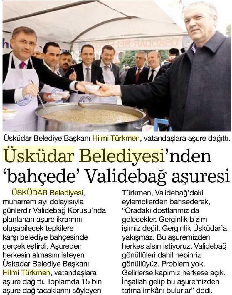 Üsküdar Belediye Başkanı Hilmi Türkmen, vatandaşlara aşure dağıttı.