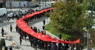 100 METRELİK DEV BAYRAKLA CUMHURİYET YÜRÜYÜŞÜ GERÇEKLEŞTİRİLDİ