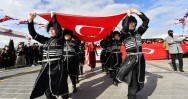 100 METRELİK DEV BAYRAKLA CUMHURİYET YÜRÜYÜŞÜ GERÇEKLEŞTİRİLDİ