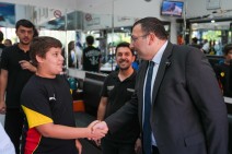 BAŞKAN VEKİLİ GÜLTEKİN GÜNÜ SAHADA GEÇİRDİ: ESNAFTAN OKULA, PARKTAN ZABITA TEŞKİLÂTINA