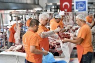 3 BİN AİLEYE 15 TON ET DAĞITILDI