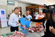 İHTİYAÇ SAHİPLERİNE ET DAĞITIMI